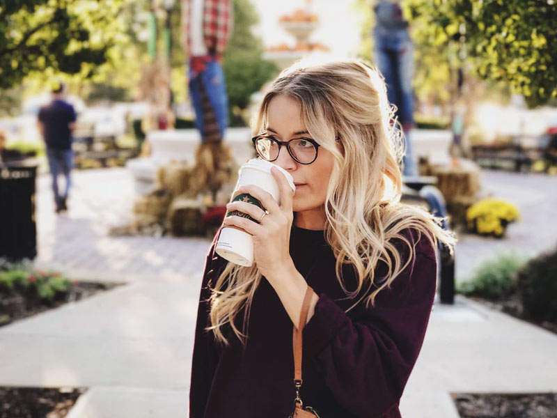 vrouw drinkt koffie